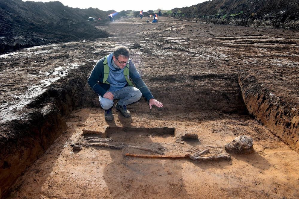 Dovydas Jurkenas, der Leiter der archäologischen Ausgrabungen, am freigelegten Grab des mittelalterlichen Kriegers