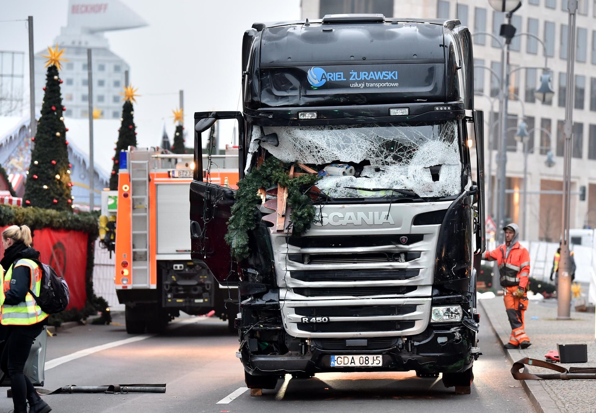 Völlig zerstört ist die Front des LKW, mit dem der Attentäter Anis Amri am 19.12.2016 in Berlin in den Weihnachtsmarkt an der Gedächtniskirche gerast ist.