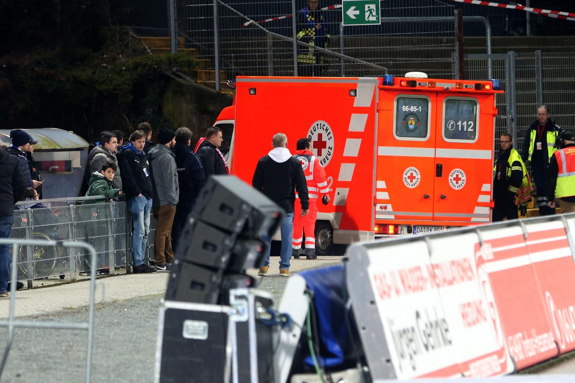 Der Krankenwagen mit FCK-Trainer Jeff Strasser verlässt das Stadion.