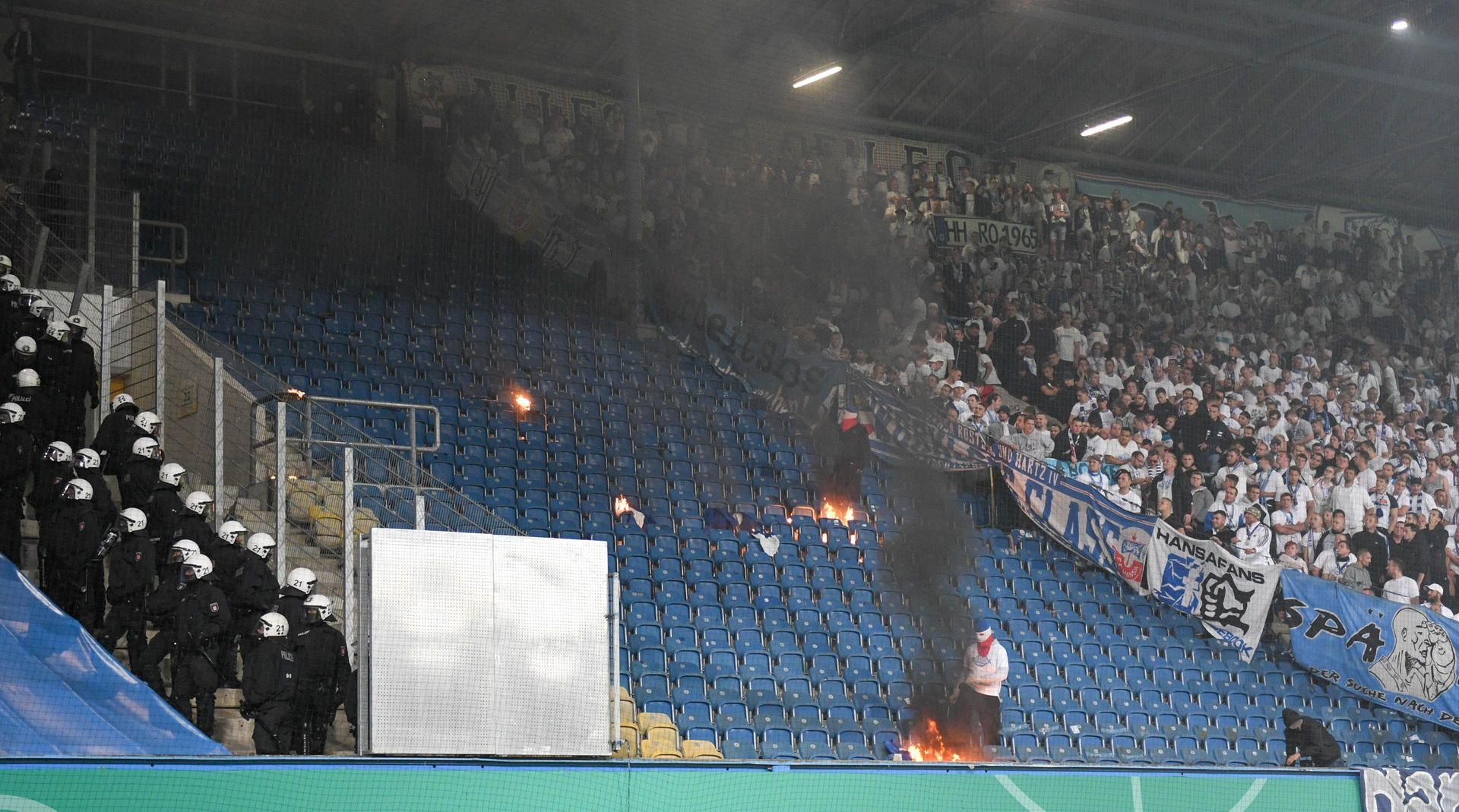 Die Schlacht zwischen den beiden Fanlagern war im TV live zu sehen.