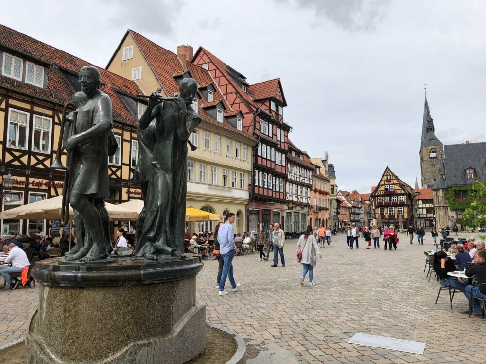 Dass wieder viele Touristen in Quedlinburg sind, ist auch auf dem Marktplatz zu sehen.