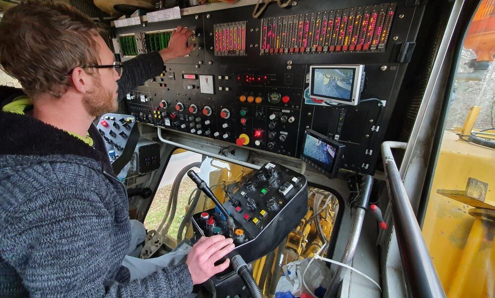 Bryan Worch bedient die Gleisstopfmaschine. Noch bis Mitte Dezember haben er und seine Kollegen im Harz zu tun.