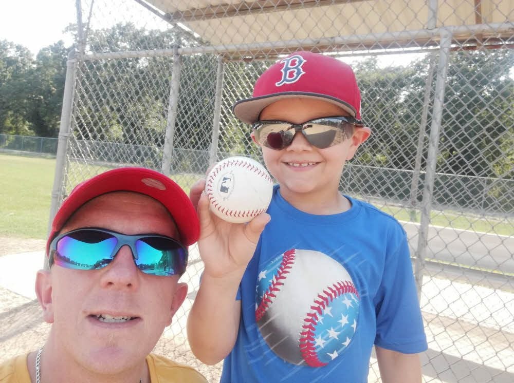 Genetische Zwillinge: Mario Scharfe und der sechsjährige Riley auf dem Baseball-Platz.