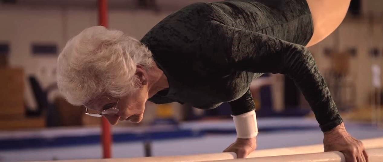Halles „Turn-Oma“ Johanna Quaas zeigt auch mit 91 Jahren gern, was sie drauf hat - diemsal im Musikvideo von Super Flu.