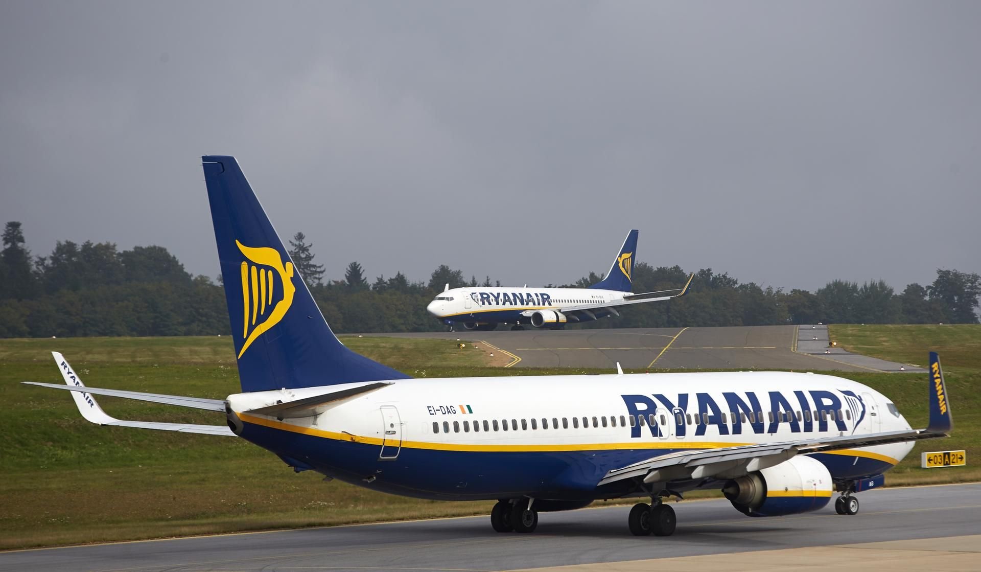 Fällt ein Flug definitiv aus oder ergibt sich eine Verspätung von mehr als fünf Stunden, kann der Kunde sein Ticket zurückgeben und bekommt dann sein Geld zurück.