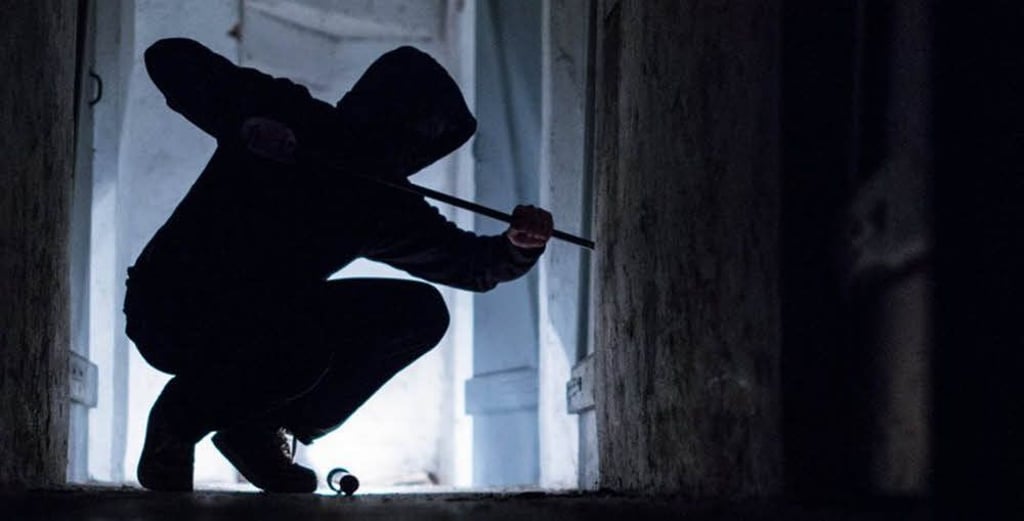 Der Kriminaldauerdienst sicherte Spuren am Tatort, welche sich in der Auswertung befinden.