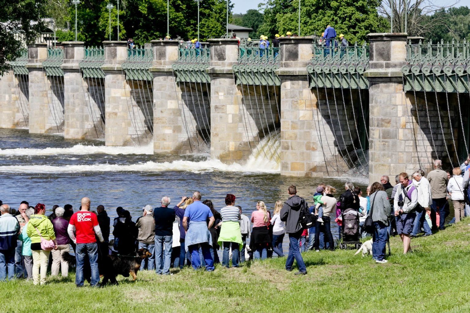 Das Pretziner Wehr wird am 03.06.2013 gezogen, um die Städte Magdeburg und Schönebeck vor dem steigenden Elbpegel zu schützen.