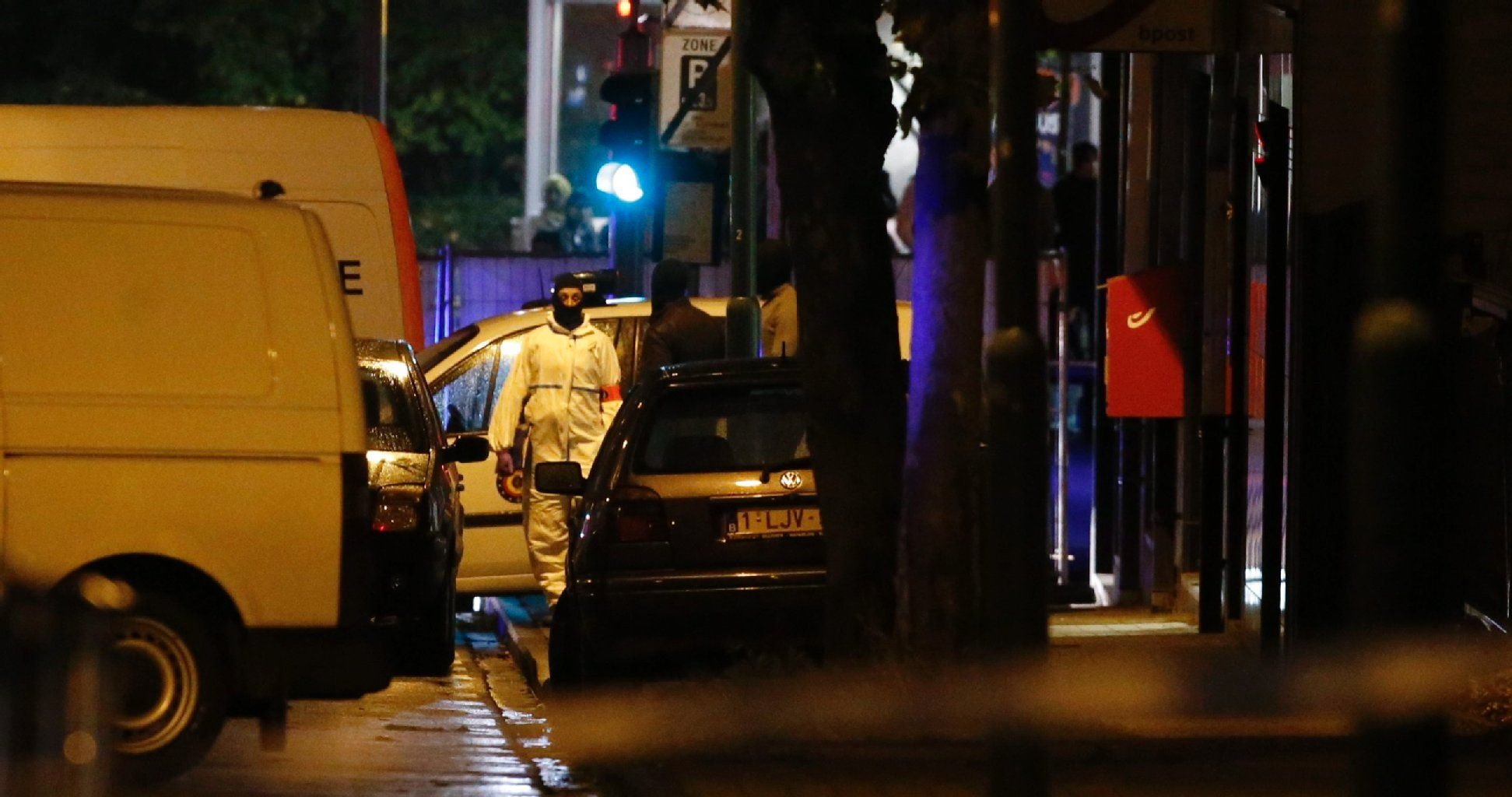 Die belgische Polizei untersucht Wohnungen in Brüssel.