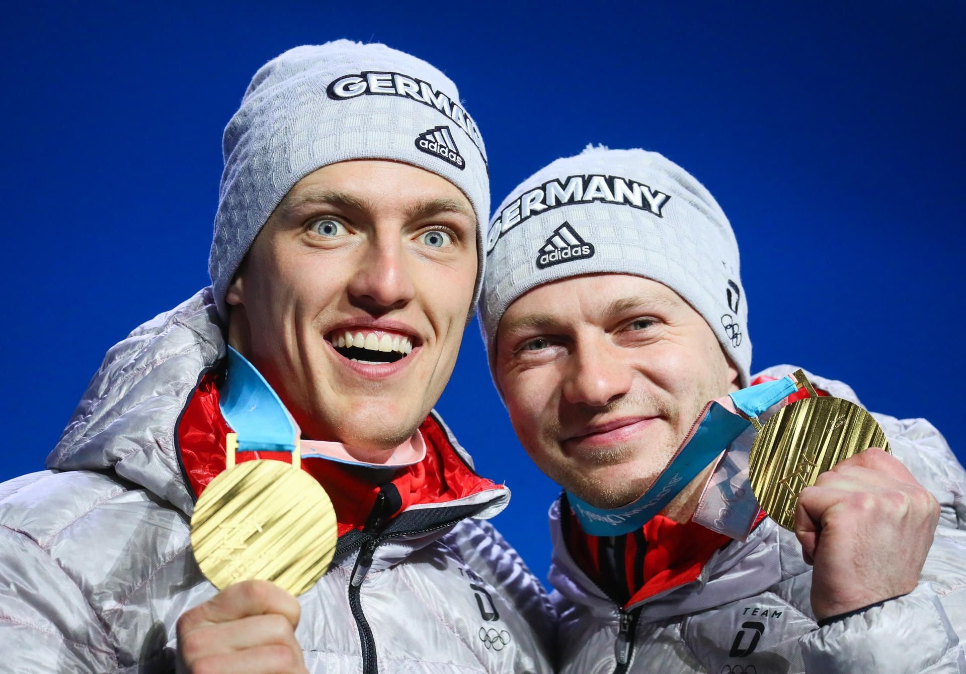 So strahlt ein Olympia-Sieger: Bob-Anschieber Thorsten Margis aus Halle an der Saale (l.) zeigt stolz seine Goldmedaille.
