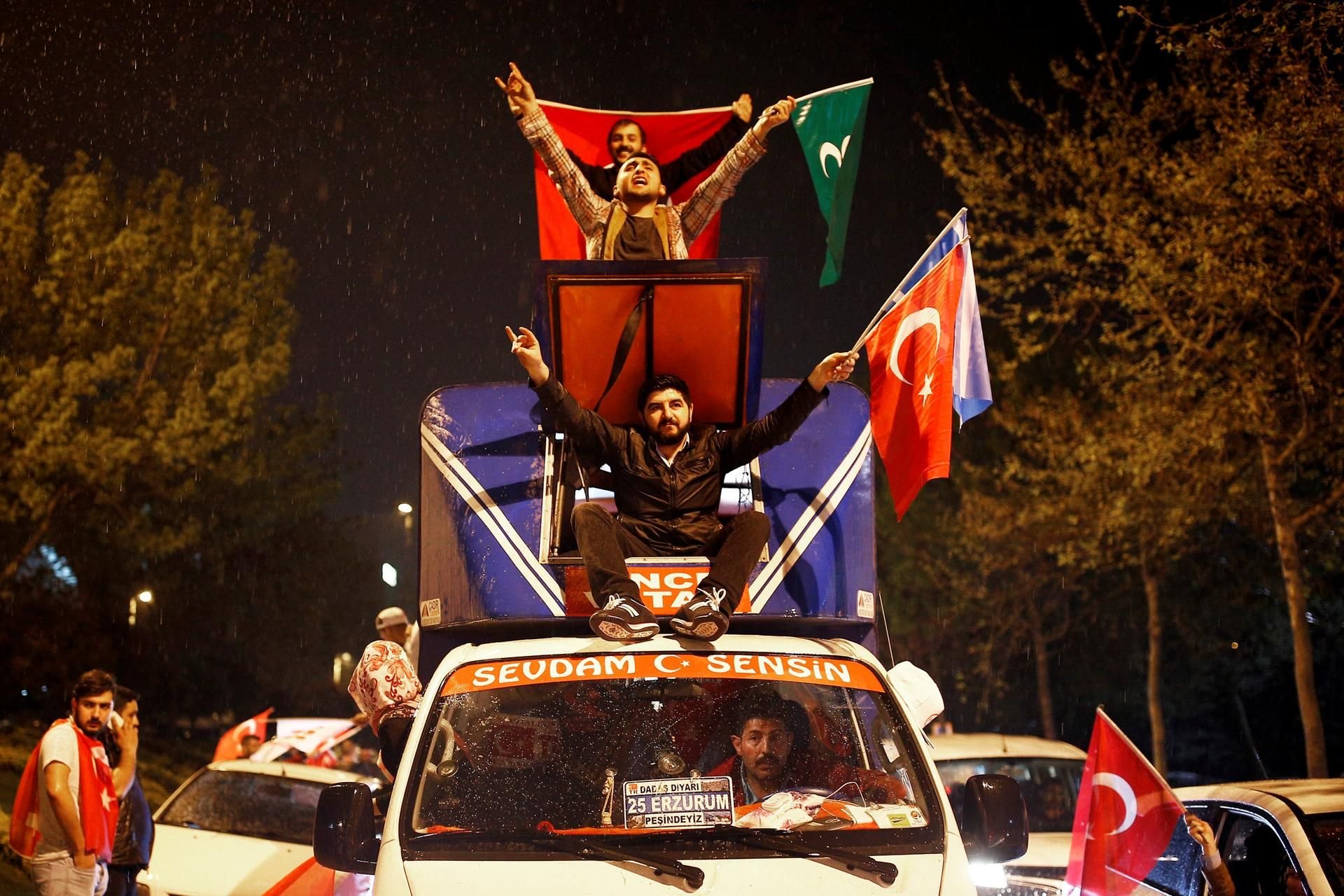 Anhänger des Präsidenten feiern in Istanbul.