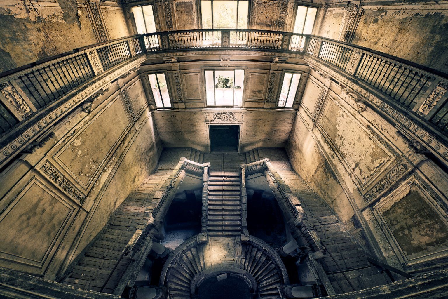 Fermare il tempo: Auf alten Postkarten kann man noch den einstigen Glanz des Grandhotel in bester Lage am Seeufer sehen. Mittlerweile durch Schäden gezeichnet, wartet es seit langer Zeit auf eine Restauration. Das marmorne Treppenhaus wurde durch Holzverkleidungen geschützt.