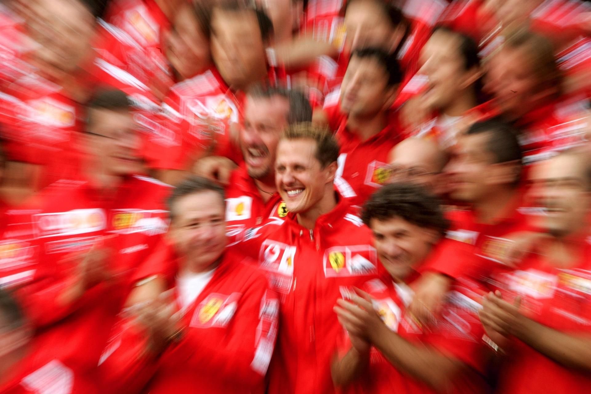 Michael Schumacher im Kreis der Ferrari-Familie.