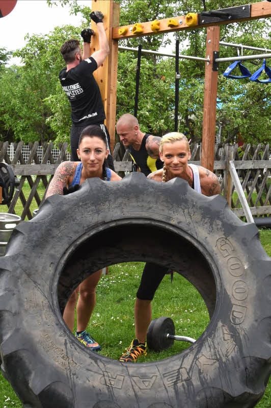 Treckerreifen-Stemmen als Ausgleichssport? Für Franziska Erdmann (l.) und Claudia Garn ist es wie für Christoph Weikart und Thomas Garn (hi., v. l.) Teil der Vorbereitung auf ihre Extremsport-Aktivitäten.