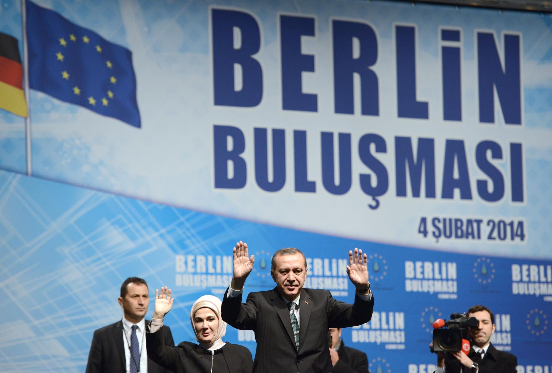 Der türkische Ministerpräsident während eines Wahlkampfauftrittes im Februar 2014 in Berlin. Für den Wahlkampf zur türkischen Präsidentschaftswahl im Juni sind Auftritte türkischer Politiker in Deutschland verboten.