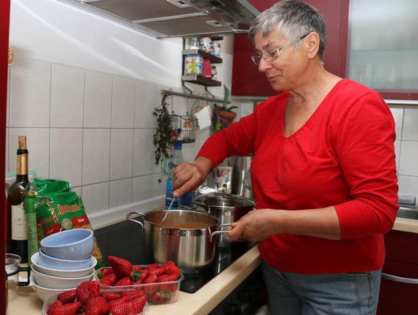 Petra Mehner hat Tomatensoße zubereitet.