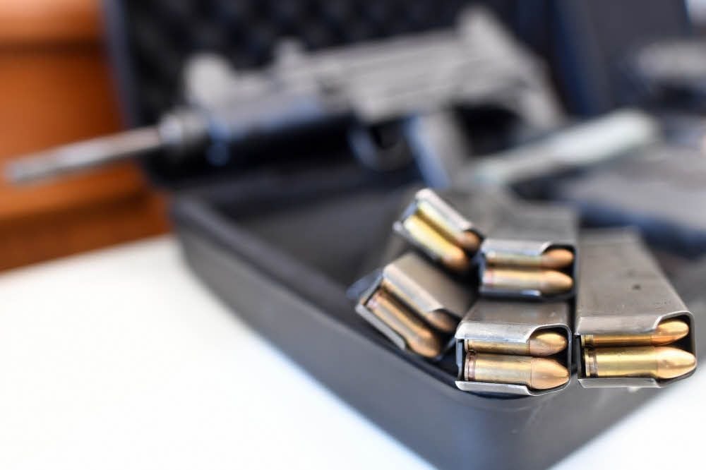 Der Angeklagte soll in seinem Ferienhaus in Allrode mehrere Waffen, darunter Uzi-Maschinenpistolen und 1.284 Schuss Munition, gelagert haben.