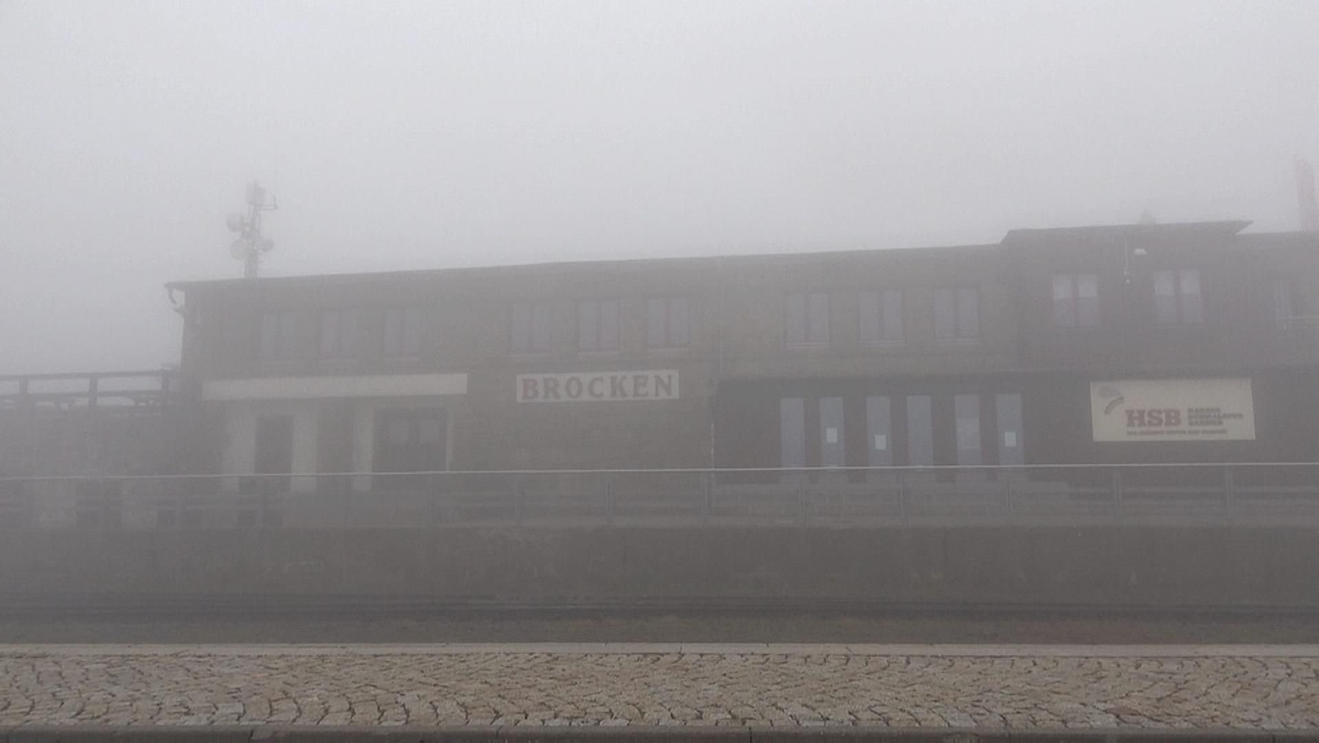 Der Bahnhof Brocken der Harzer Schmalspurbahnen befindet sich auf 1.125 Meter Höhe auf dem Brocken.