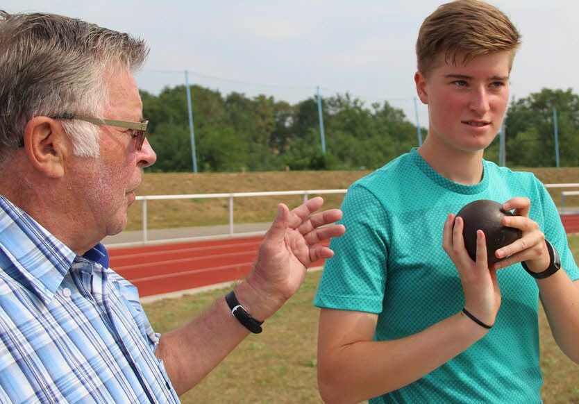 Trainer Helmut Reinefahl und Jennifer Kunze im Gespräch