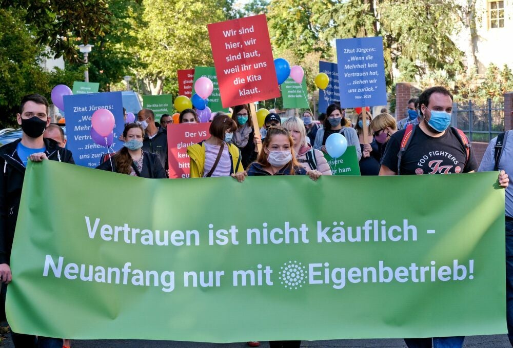 Mit Spruchband und Plakaten zogen 80 Eltern und Kinder am Montagnachmittag zum Reileck. Sie fordern einen Neuanfang mit einem neuen Träger.