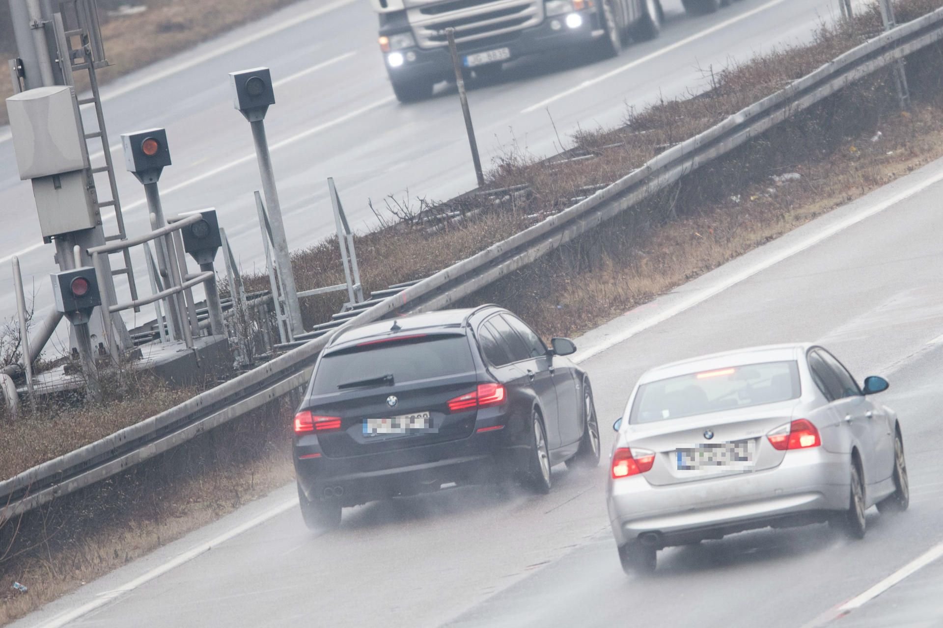 Autos fahren auf der Autobahn 3 am Dreieck Heumar in Köln (Nordrhein-Westfalen) an einer Blitzeranlage vorbei. Nach einer Blitzer-Panne mit einem fehlenden Verkehrsschild auf der A3 stehen Zehntausende betroffene Autofahrer vor einem Behörden-Hickhack in Köln.