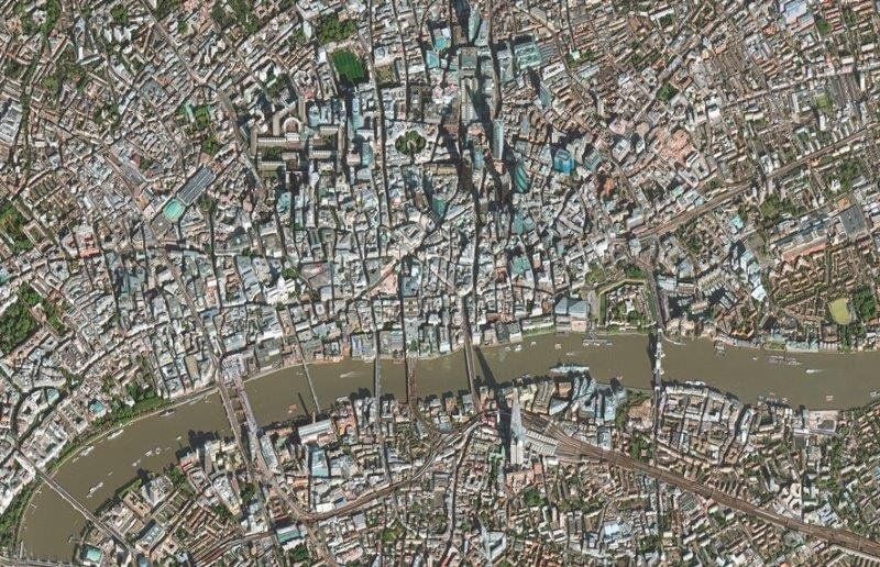 Die Siedlung, die bereits während der Bronzezeit an einer Furt über die Themse gegründet wurde, hat sich in den vergangenen Jahrhunderten zum Zentrum eines Weltreichs entwickelt. Noch immer ist London Europas wichtigstes Finanzzentrum. Neben geschichtsträchtigen Gebäuden wie dem Tower und der St. Paul's Cathedral stehen neue Wolkenkratzer, die den Bedarf nach Büroflächen abdecken.