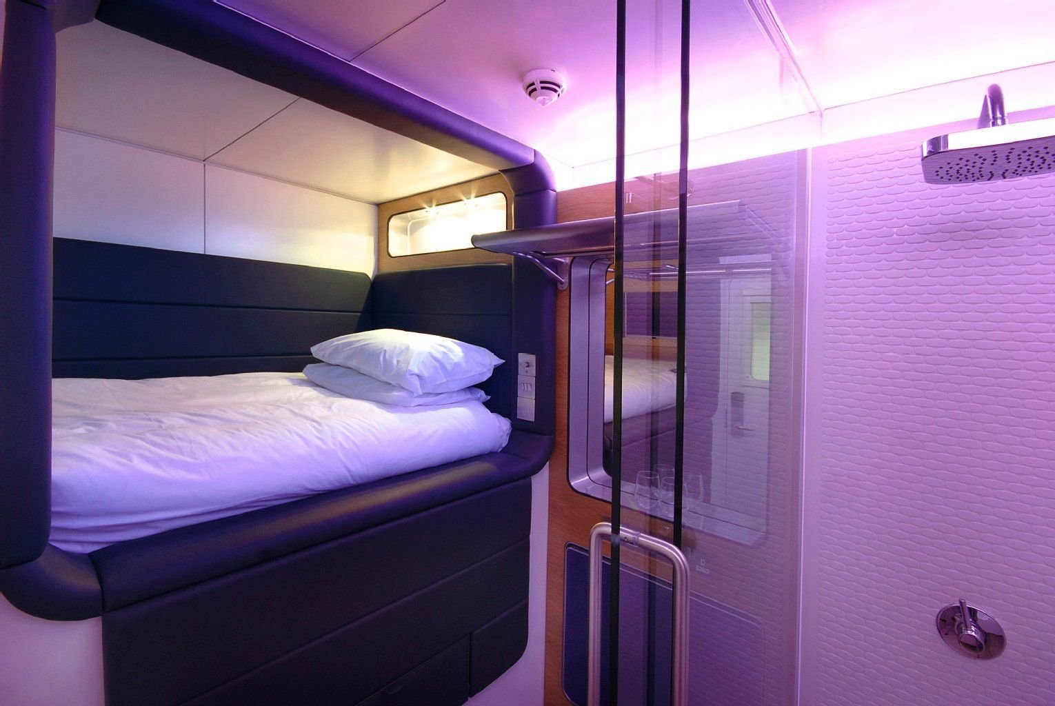 Flugzeug-Komfort auf festem Boden: Die Inneneinrichtung des Yotels in London erinnert vom Design an einen Langstreckenflieger.