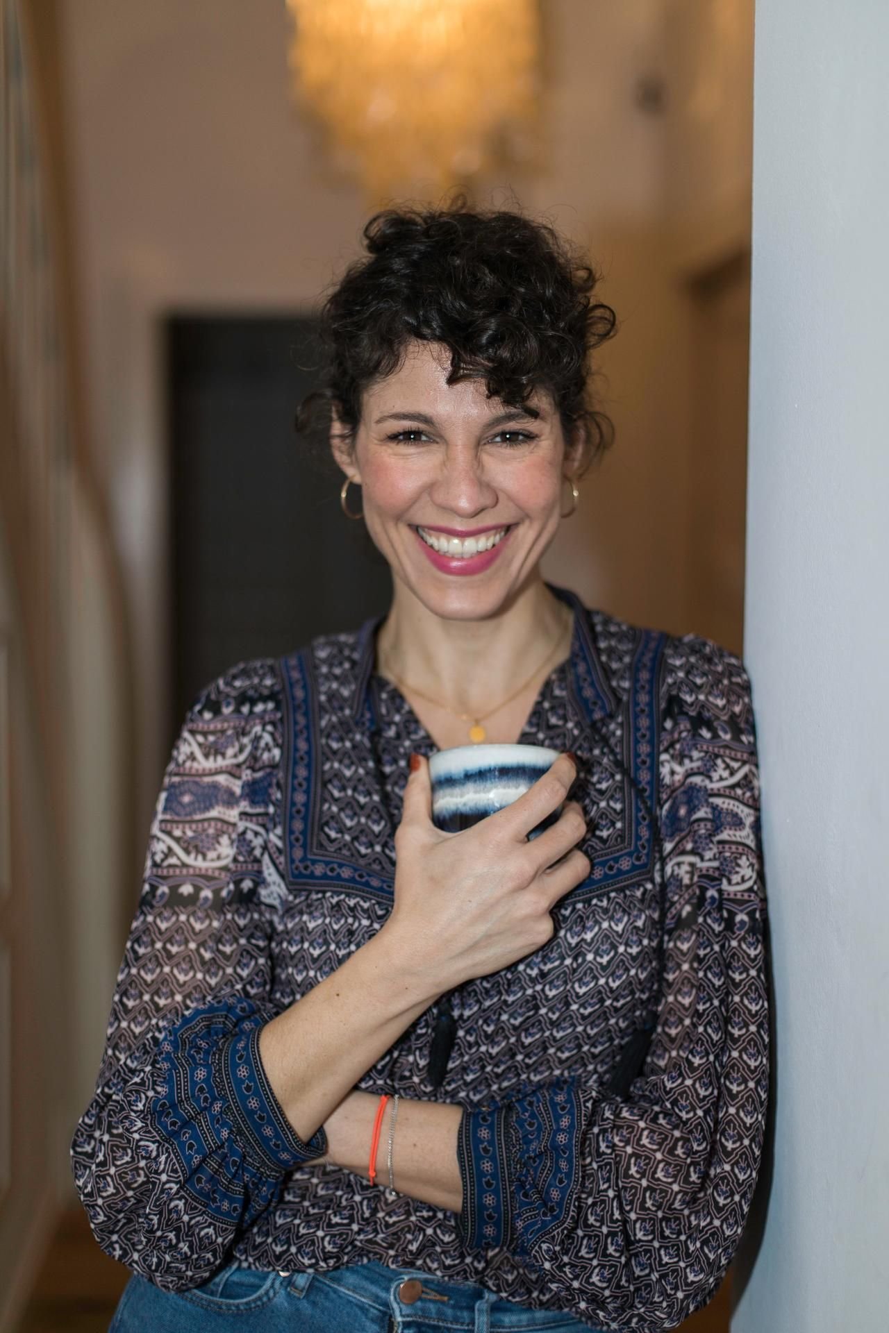 Schauspielerin Jasmin Gerat hat zwei Töchter und sagt, dass sie das Muttersein immer noch jeden Tag ein wenig üben muss.