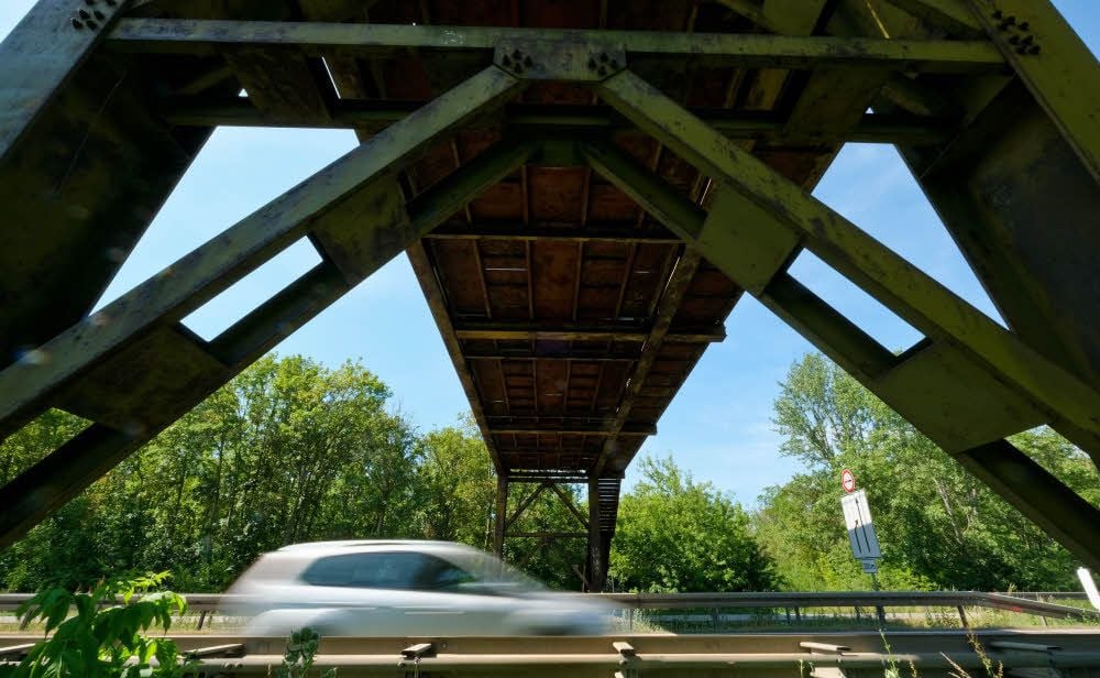 Die Stadt will die Brücke über der B 80 abreißen. Doch Widerstand in der Bevölkerung könnte dem noch einen Strich durch die Rechnung machen.
