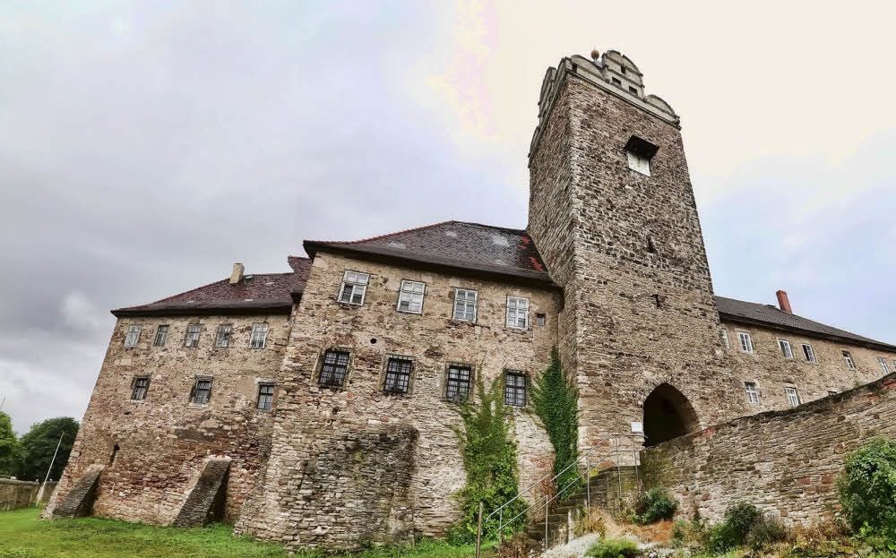 Die Berliner Ritter und die Vorburg in Allstedt - das war einmal. Die Stadt hat andere Pläne mit dem Objekt.