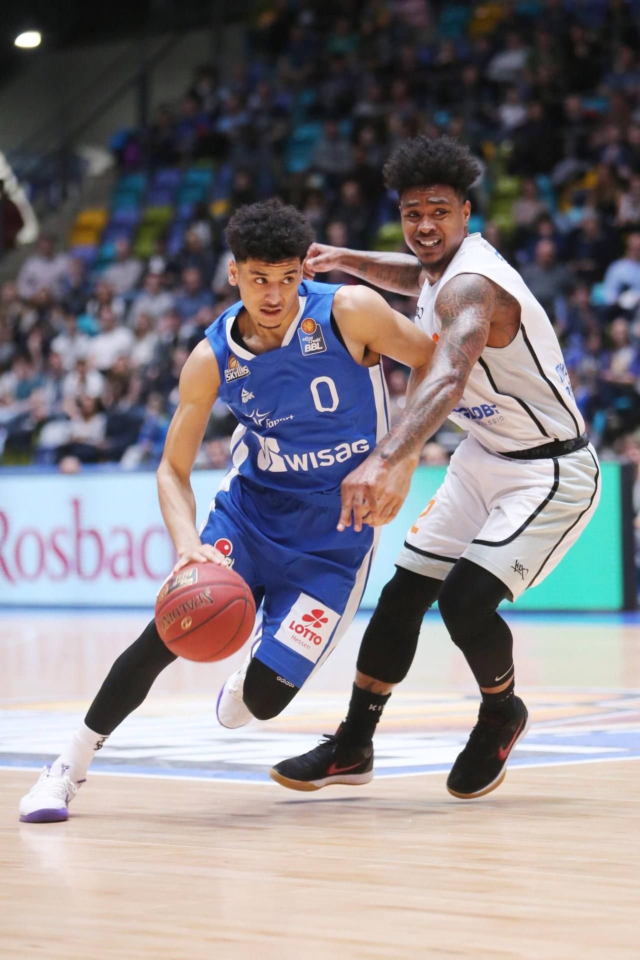 Frankfurts Tai Webster (l.) zieht MBC-Profi Lamont Jones davon.