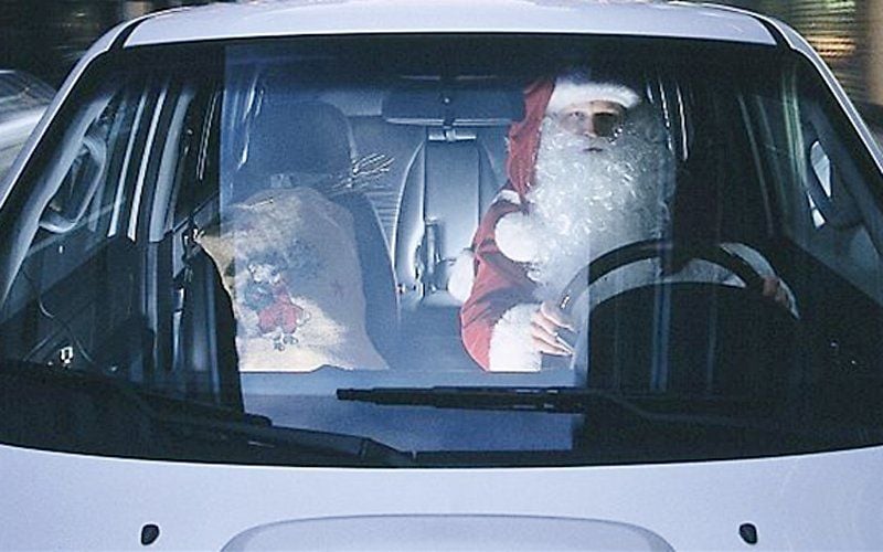 Mit Zipfelmütze und Bart – darf man als Weihnachtsmann verkleidet Auto fahren?