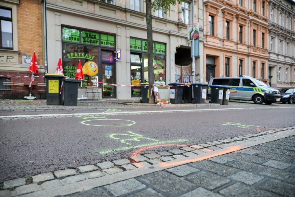 Im „Kiez Döner“ starb der 20-jährige Kevin S. Die Polizei markierte auf der Straße vor dem Laden den Tathergang.