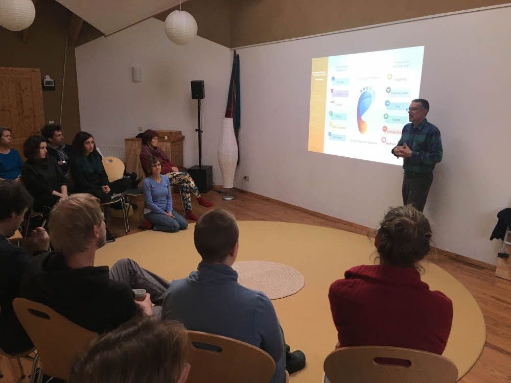 Der italienische Forscher Andrea Bocco bringt der Gemeinschaft im Ökodorf Sieben Linde schlechte Kunde: So umweltfreundlich zu leben, werde die Erde nicht retten, sagt der Wissenschaftler.