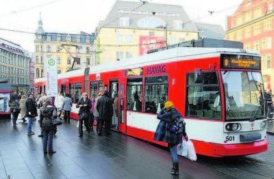 Eine Straßenbahn der Havag hält auf dem Marktplatz.