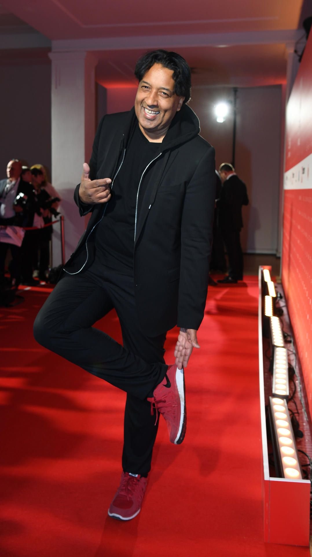 Cherno Jobatey posiert auf einer Gala im Jahre 2016.