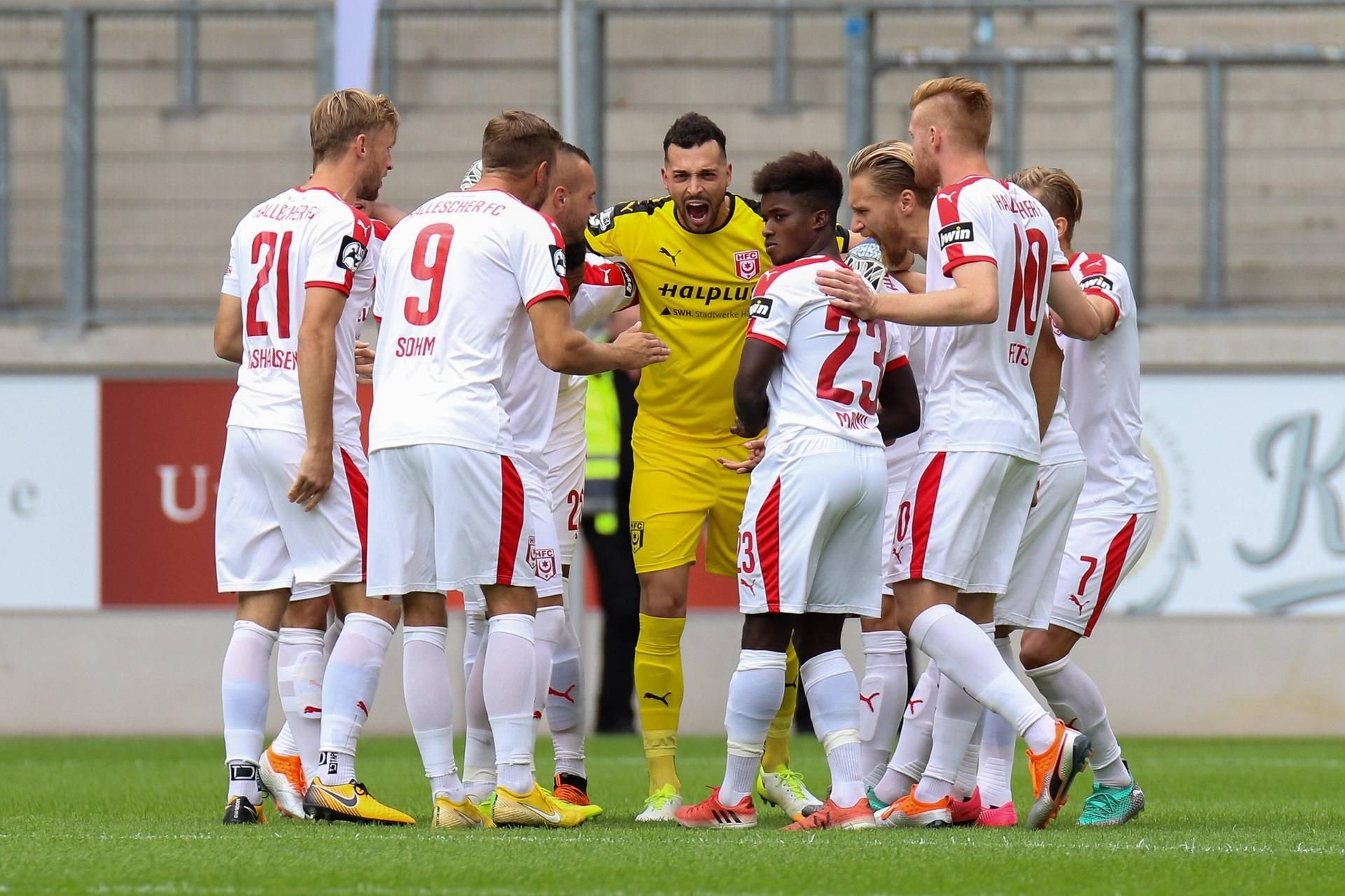 Kai Eisele (Mitte, gelbes Trikot) in Mitten seiner HFC-Teamkollegen.