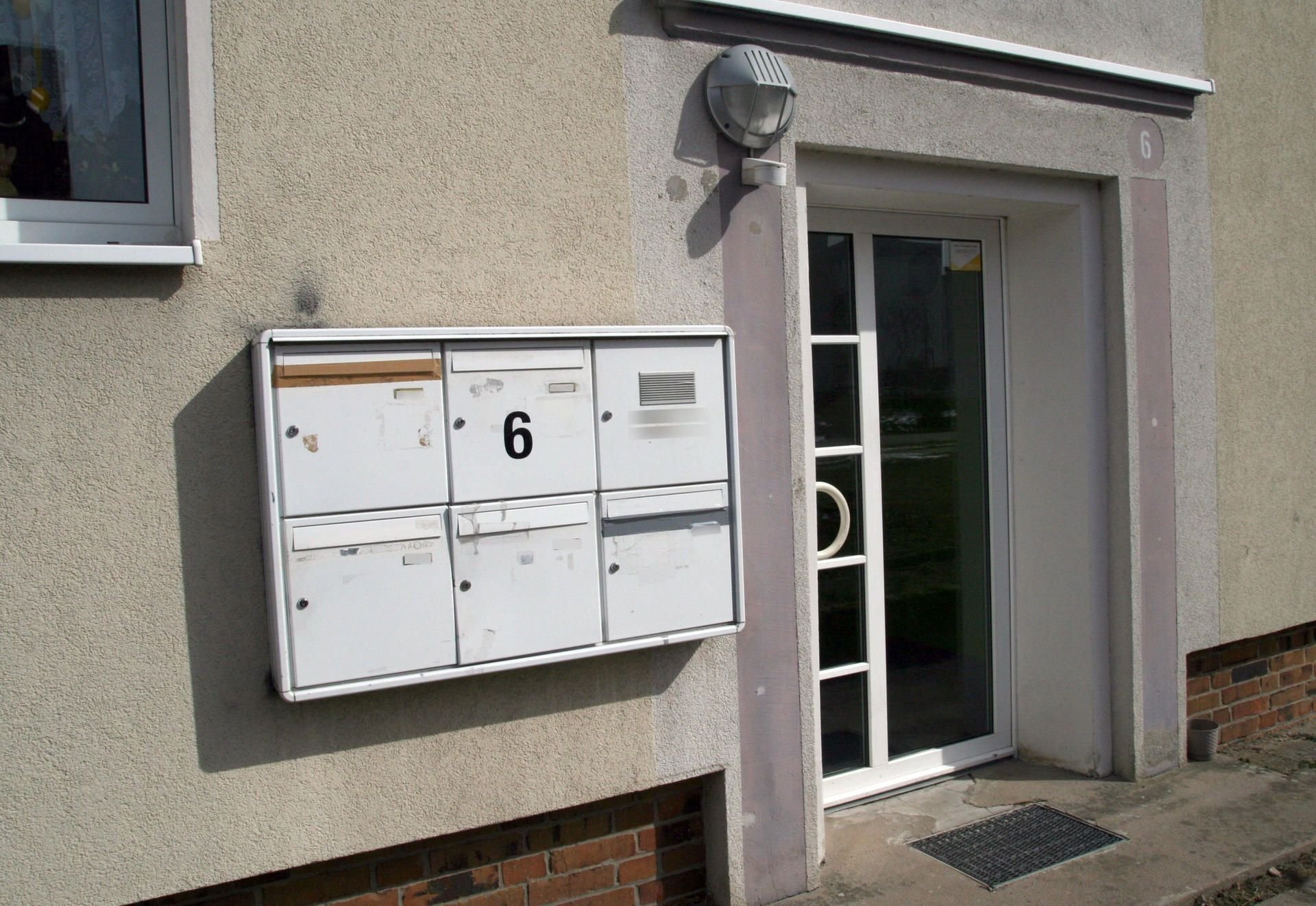 Groß Schacksdorf: Blick auf ein Wohnhaus, aus dem die Polizei ein 13-jähriges Mädchen befreit hat.