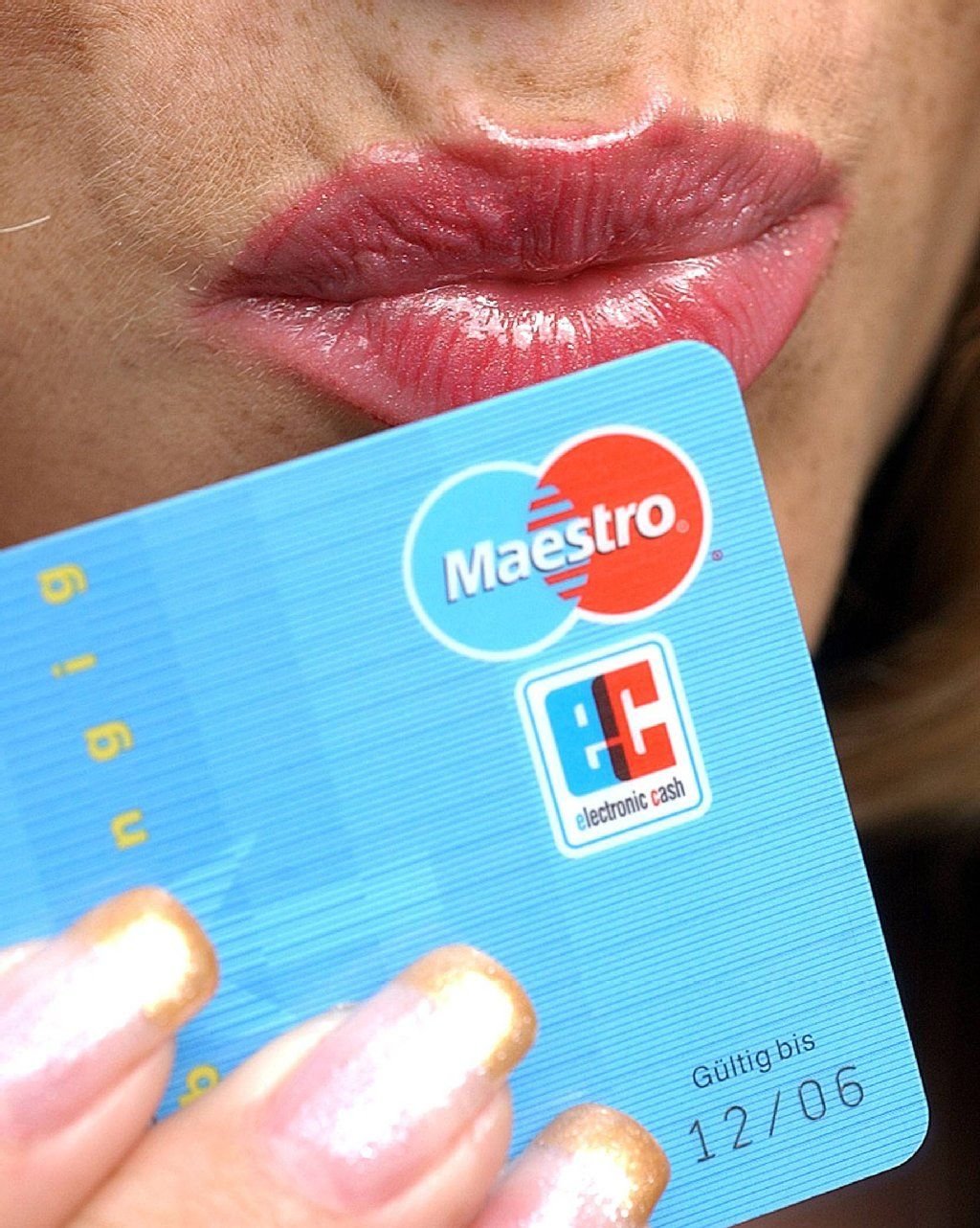 Auch wenn das Bargeld in Deutschland beliebt bleibt: Viele Verbraucher nutzen inzwischen Girokarten. Laut der Bundesbank werden damit inzwischen annähernd 30 Prozent der erfassten Umsätze bezahlt.