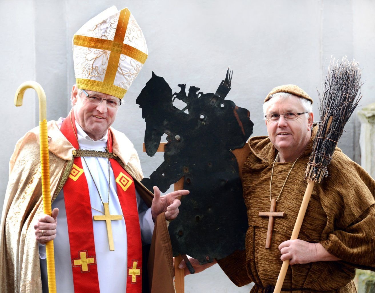 Als St. Nikolaus und Knecht Ruprecht stehen der Vorsitzende des Heimatvereins Ilberstedt, Roland Halang (l) und Gerhard Herrmann mit einer Wetterfahne in Form eines Knecht Ruprecht in der Gemeinde Ilberstedt .