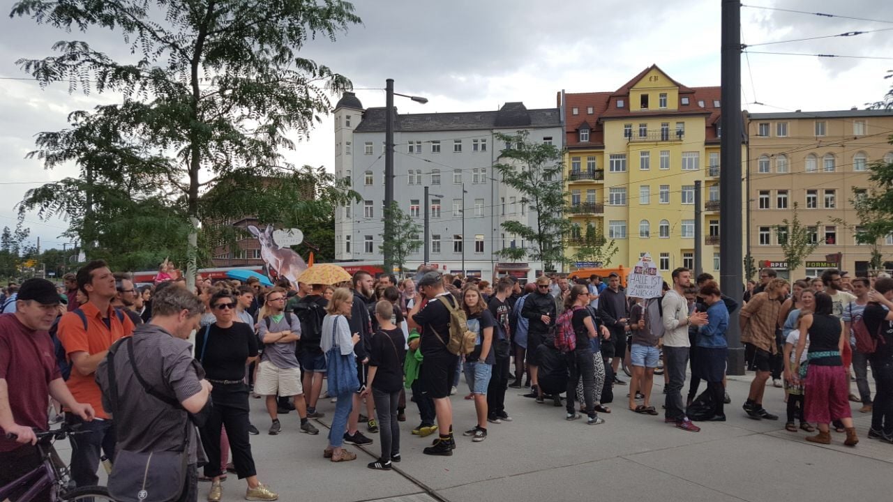Teilnehmer einer Demonstration am Uni-Platz in Halle