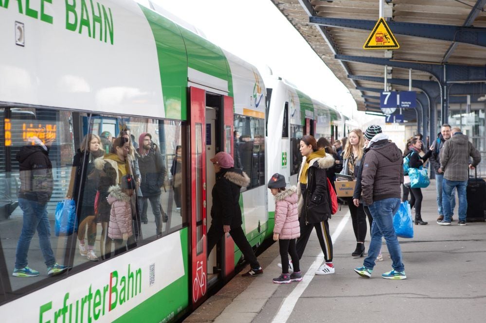 Auf dem Zeitzer Bahnhof sollen künftig nicht nur Regionalzüge, wie hier die Erfurter Bahn, sondern auch S-Bahnen halten. Das ist ein Teil der Pläne für den Strukturwandel.