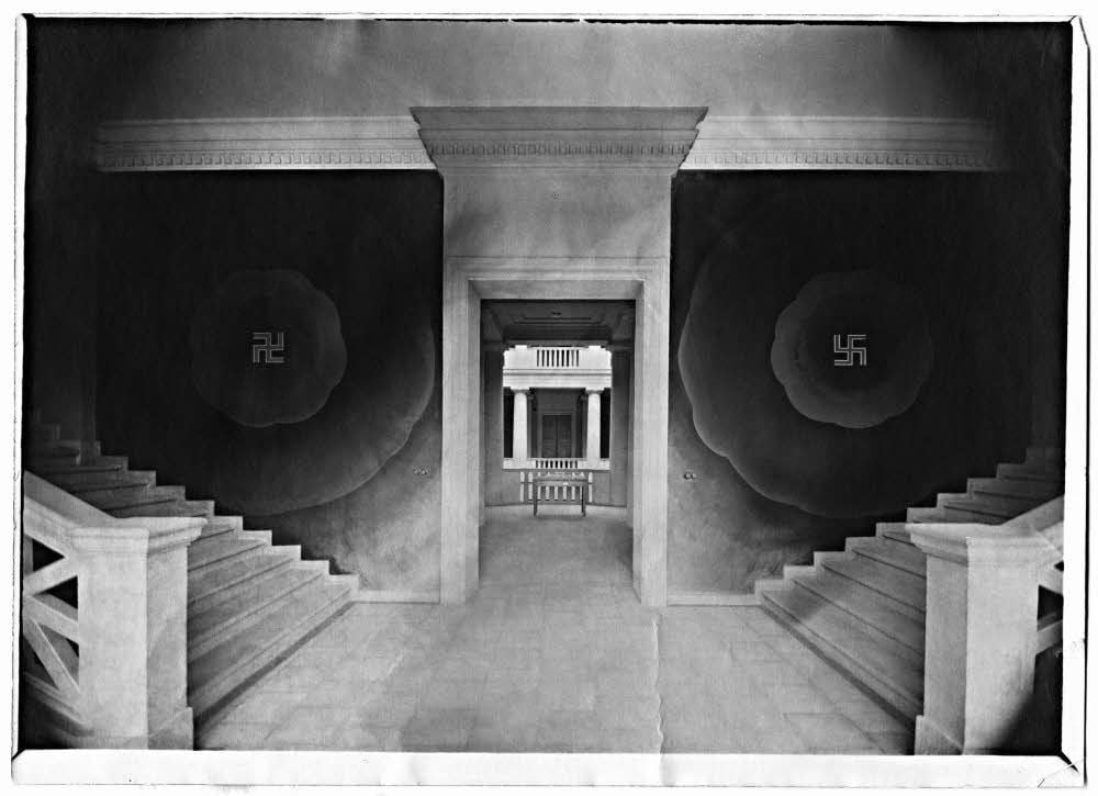Dunkles Raunen: Durchblick vom Altangeschoss des Museums in den Lichthof. Zu sehen sind 1918 gefertigte Hakenkreuzmalereien auf der Nordwand des Treppenhauses.