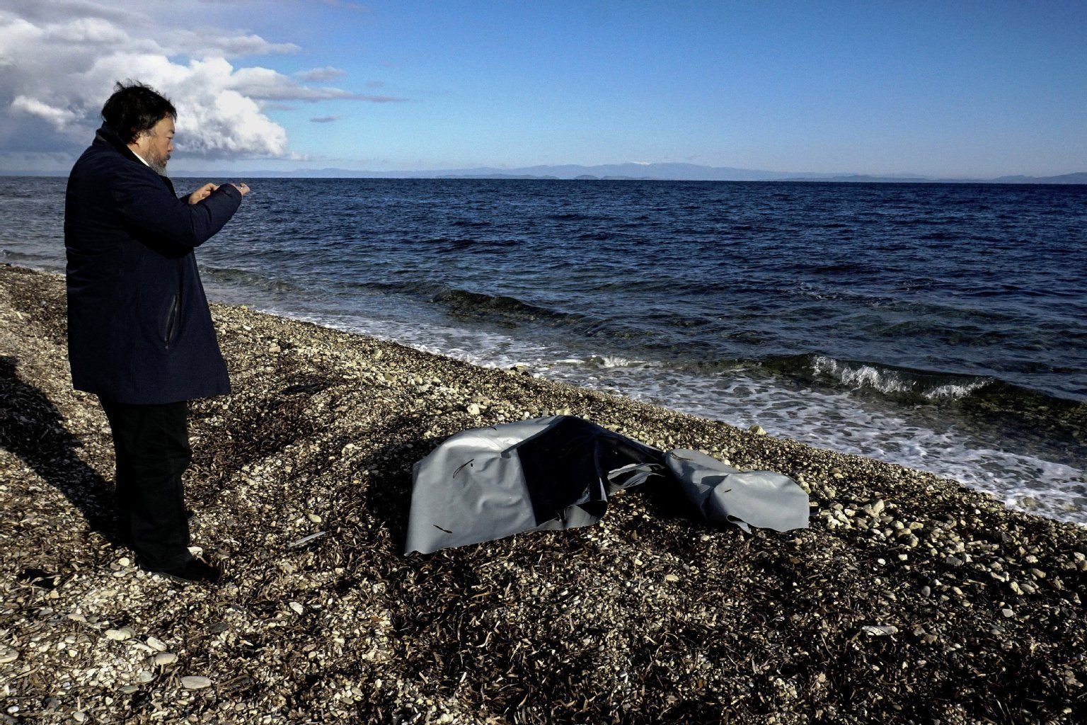 Der chinesische Aktionskünstler Ai Weiwei hat Anfang des Jahres die griechische Insel Lesbos besucht, auf der viele Flüchtlinge vom Mittelmeer ankommen.