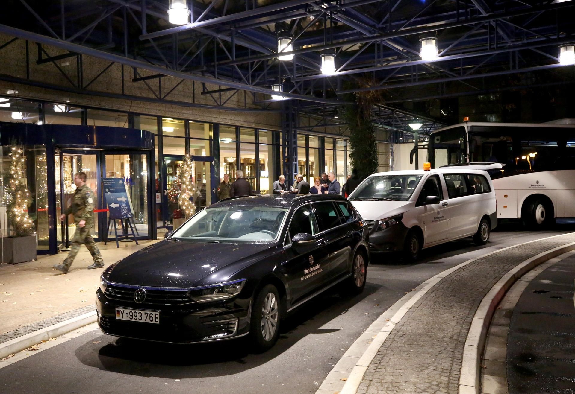 Eine Fahrzeugkolonne wartet auf Bundeskanzlerin Angela Merkel (CDU) und ihre Begleiter vor dem Maritim Hotel für die Fahrt zum Flughafen Köln Bonn.