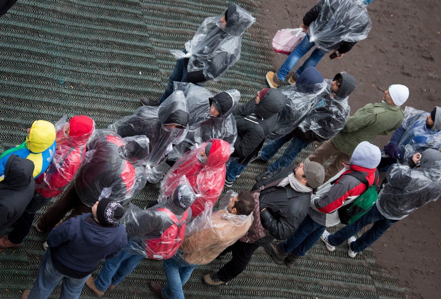Flüchtlingen warten bei Regen vor dem Landesamt für Gesundheit und Soziales (Lageso) in der Berliner Turmstraße.