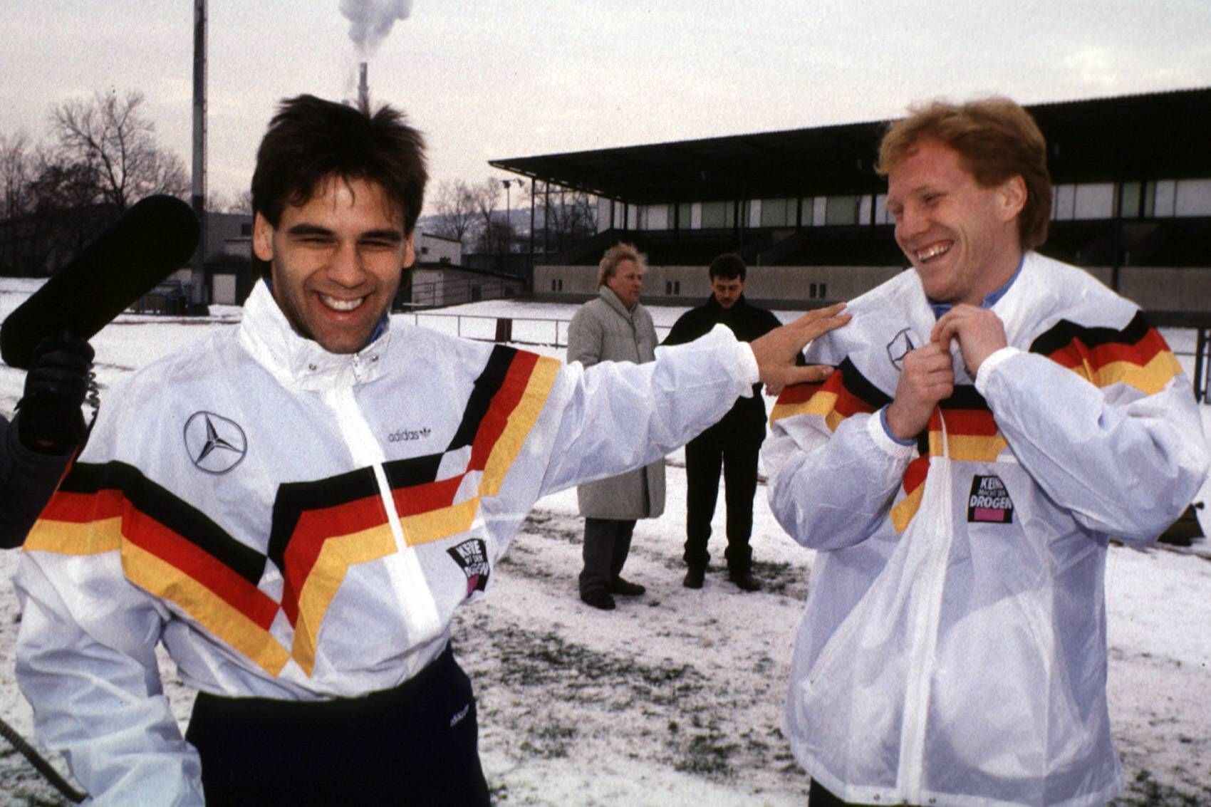 Ulf Kirsten und Matthias Sammer im Trainingsanzug der deutschen Nationalmannschaft 1994.