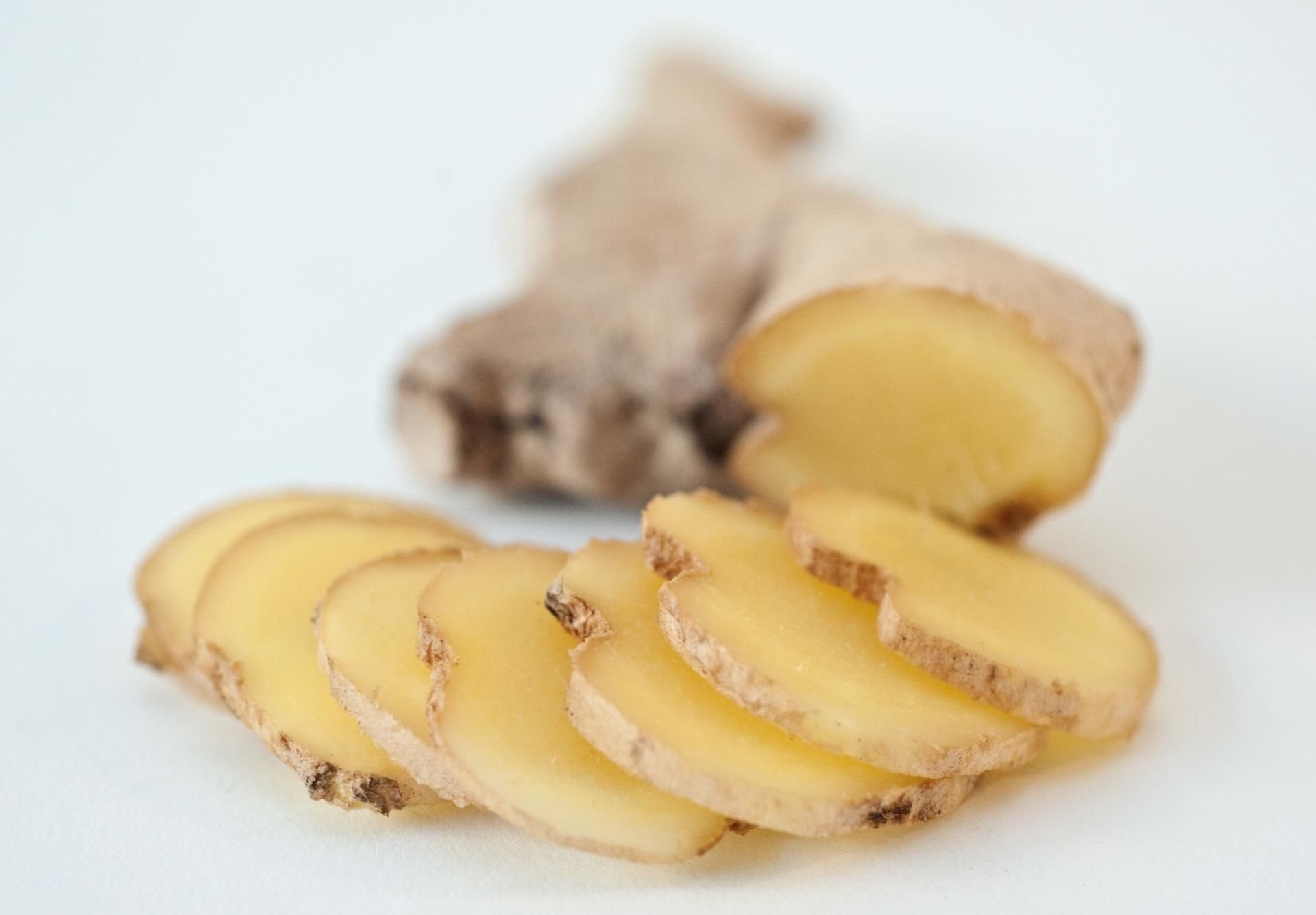 Aus der scharfen Ingwerknolle lässt sich bei Husten ein Saft oder eine Mischung zum Einreiben herstellen.