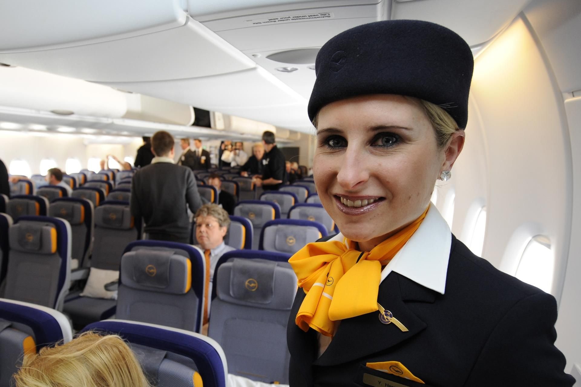 Freundliches Lächeln: Flugbegleiter scannen uns in der Regel unbemerkt, wenn wir einsteigen. (Symbolbild)