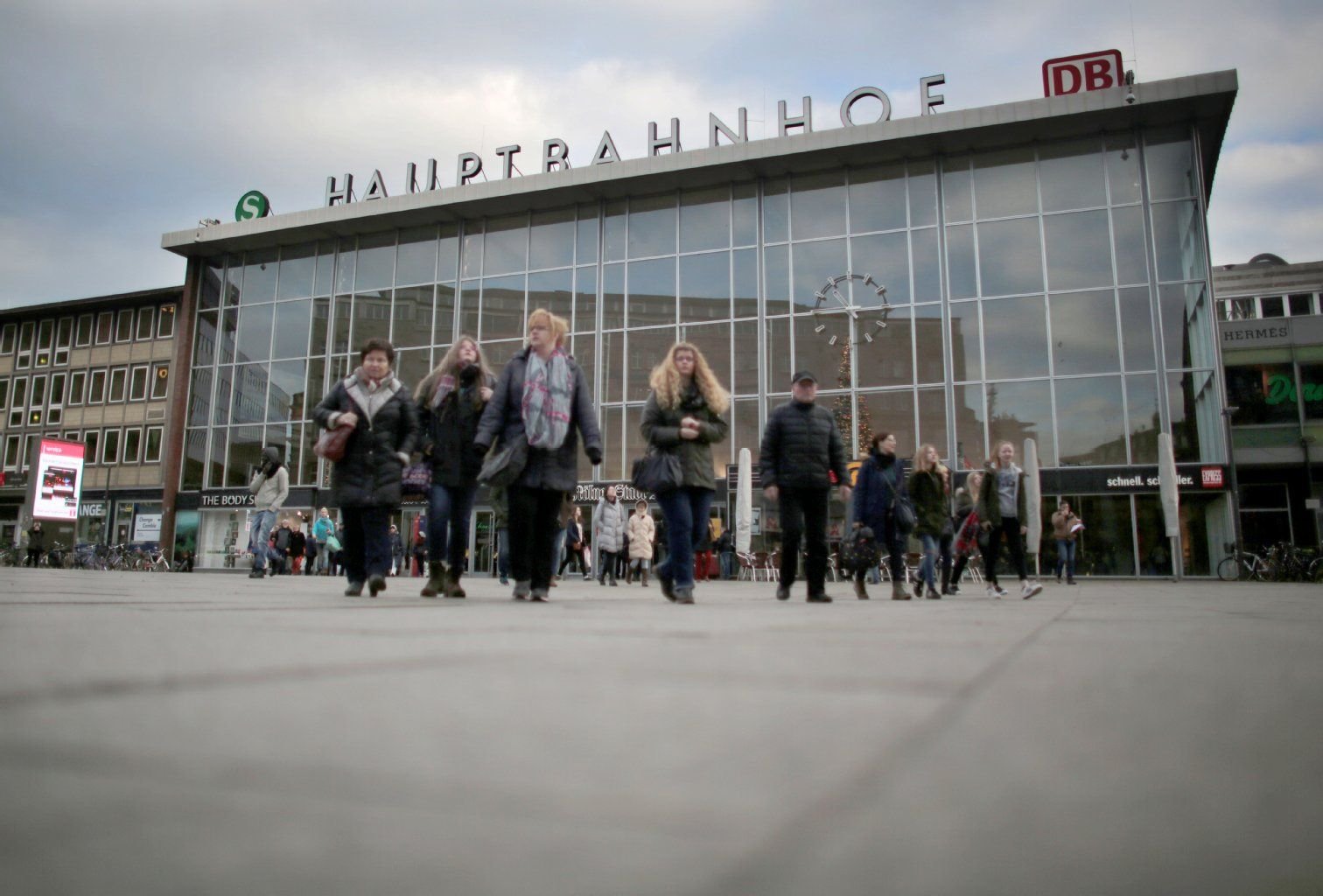 In der Silvesternacht gab es am Kölner Hauptbahnhof Übergriffe auf Frauen: „Es geht den Menschen, die Täter sind, nicht um sexuelle Befriedigung, sondern darum, Macht zu haben, Gott zu spielen und andere Personen unter ihre Kontrolle zu bringen“, sagt Anwältin Natalia Chakroun.