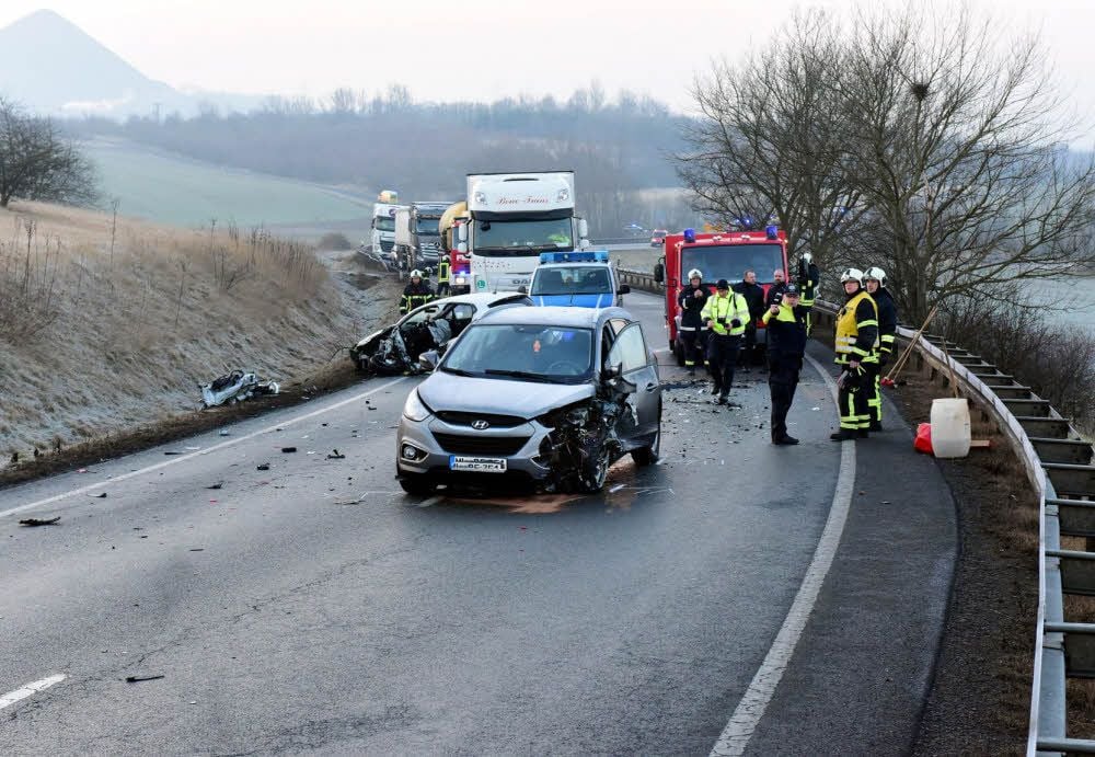 Bei dem Unfall am Mittwochmorgen auf der B 180 bei Volkstedt wurde eine Person schwer verletzt.